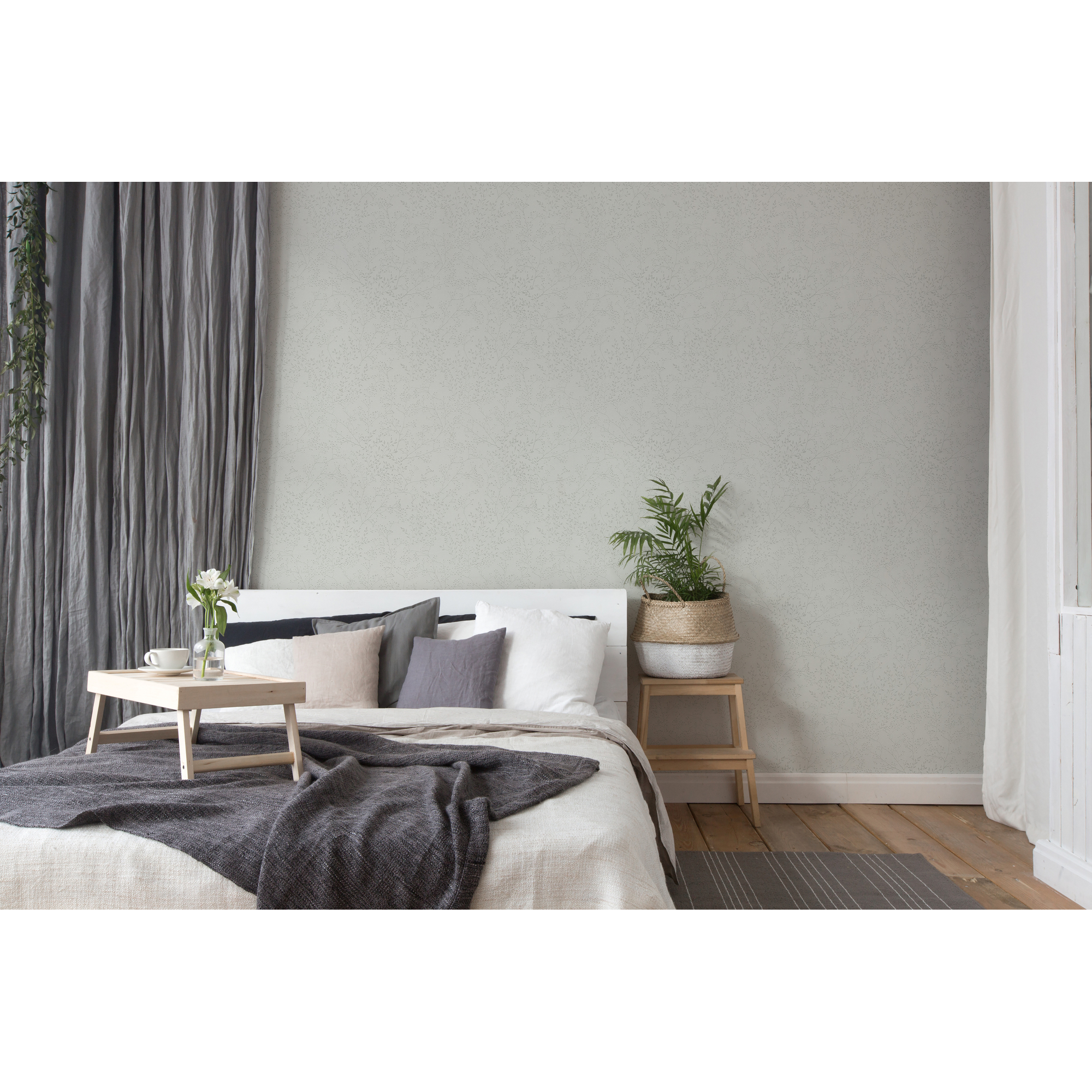 Bett mit grauer Tapete