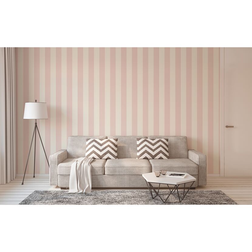 Wohnzimmer mit rosa gestreifter Wand und grauem Sofa