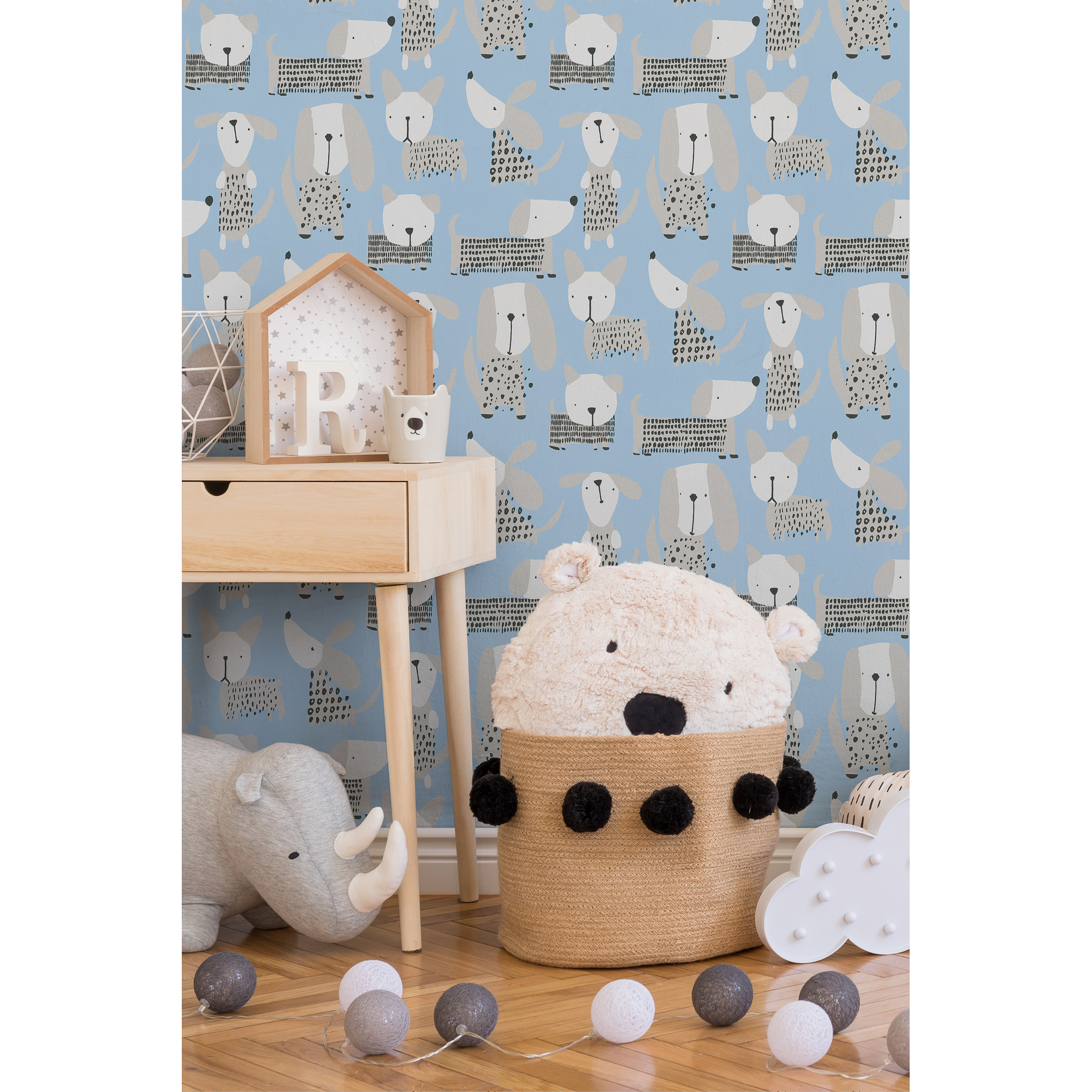 Kinderzimmer mit Hunde-Tapete und Spielzeug