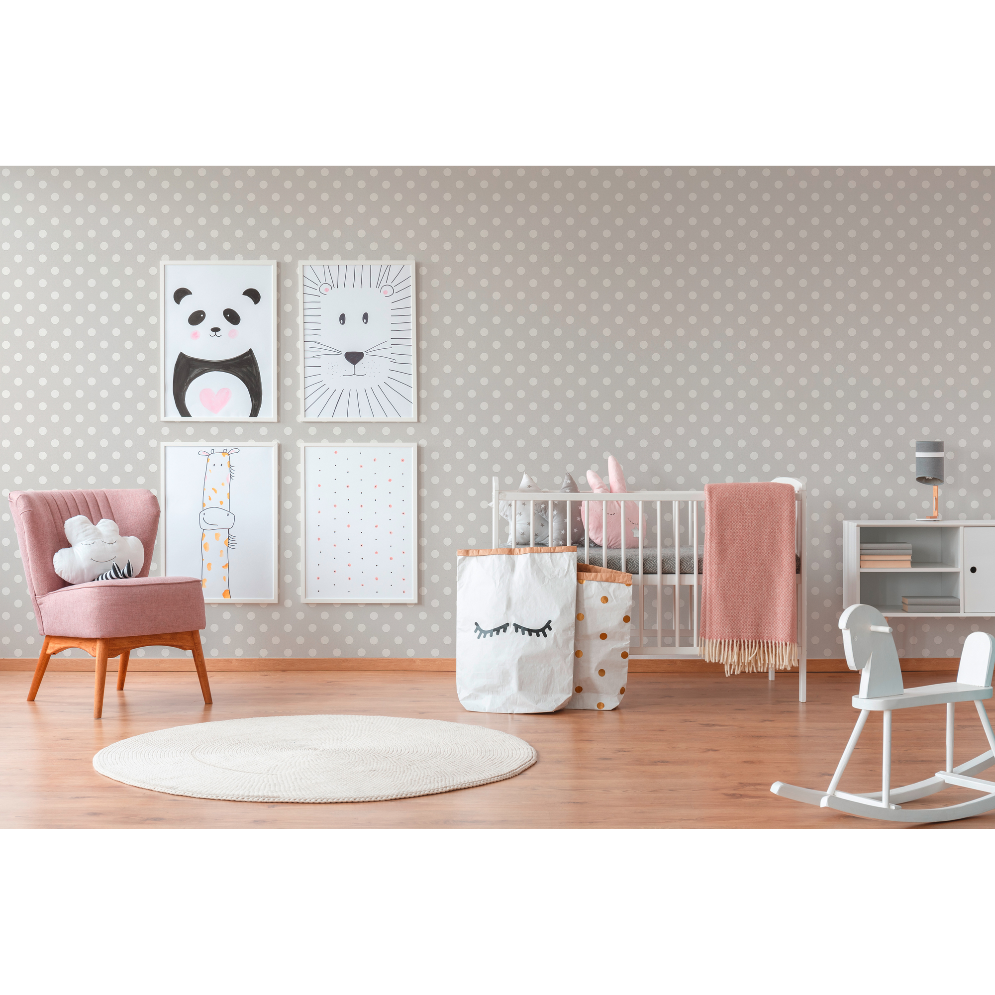 Babyzimmer mit gepunkteter Tapete und Kindermöbeln