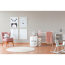 Babyzimmer mit gepunkteter Tapete und Kindermöbeln