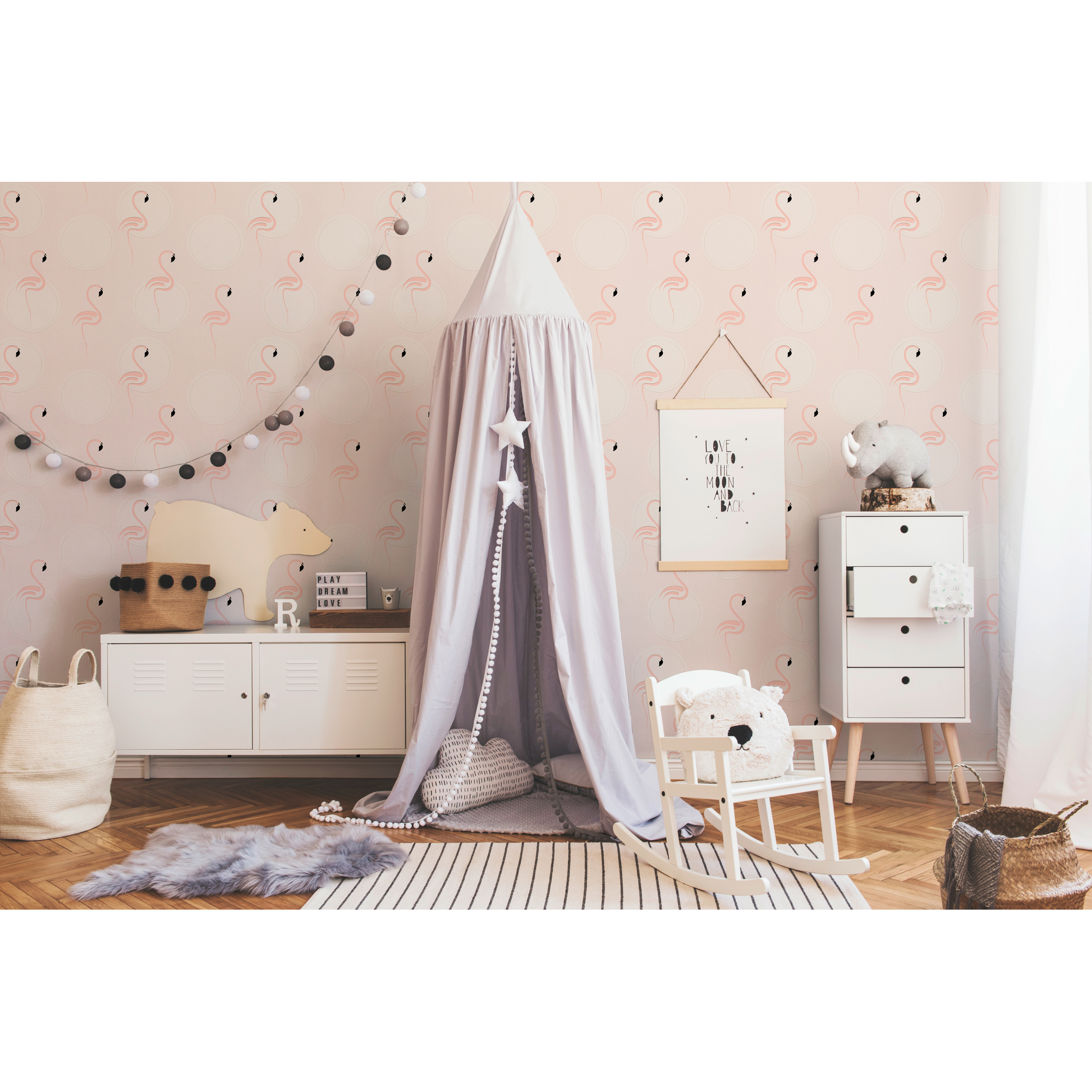 Kinderzimmer mit Flamingo-Tapete und Spielzelt