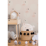 Kinderzimmer mit Flamingo-Tapete und Spielzeug
