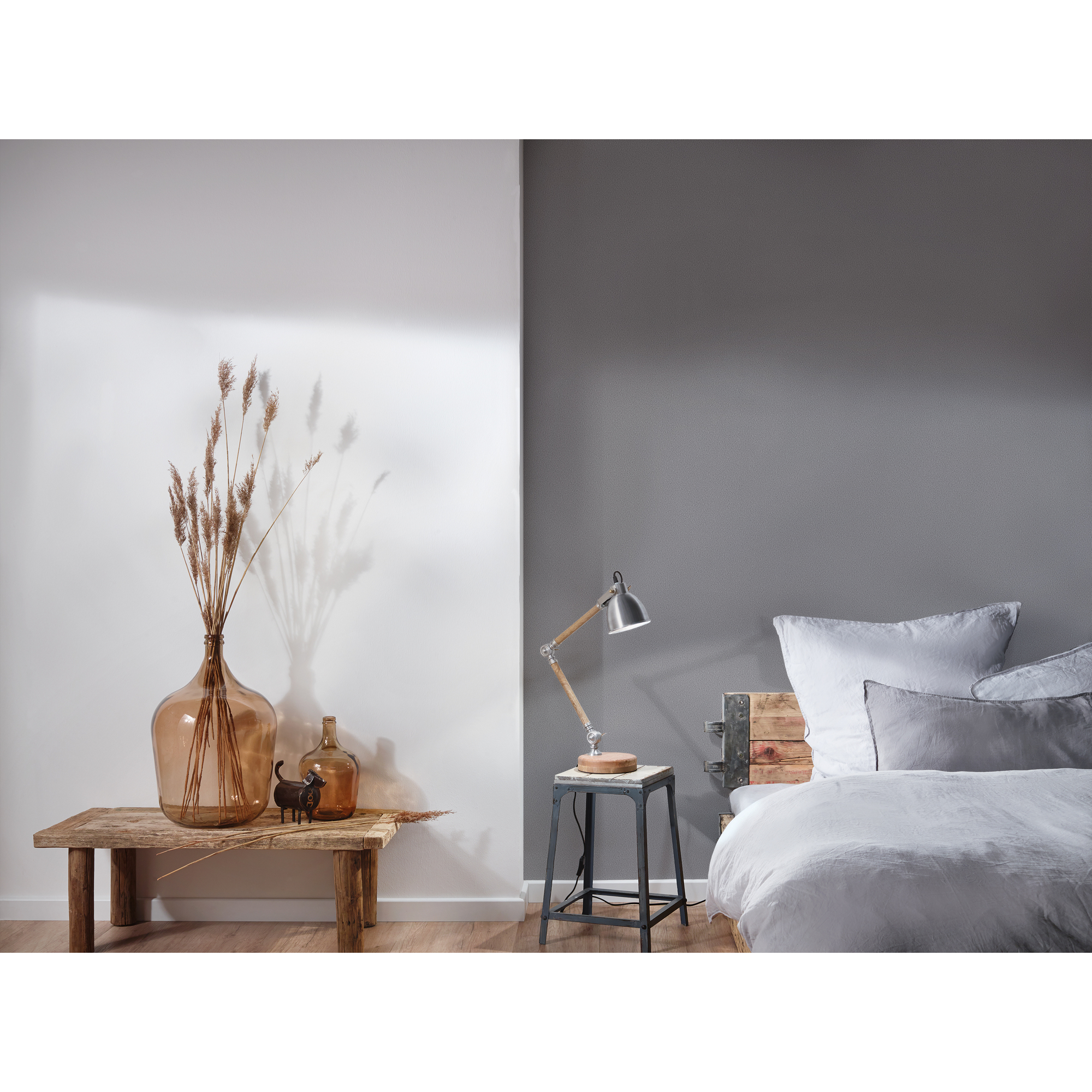 Schlafzimmer mit grauer Wand