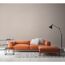 Wohnzimmer mit beiger Tapete und orangenem Sofa