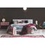 Schlafzimmer mit dunkler Wand und Bett mit bunten Decken