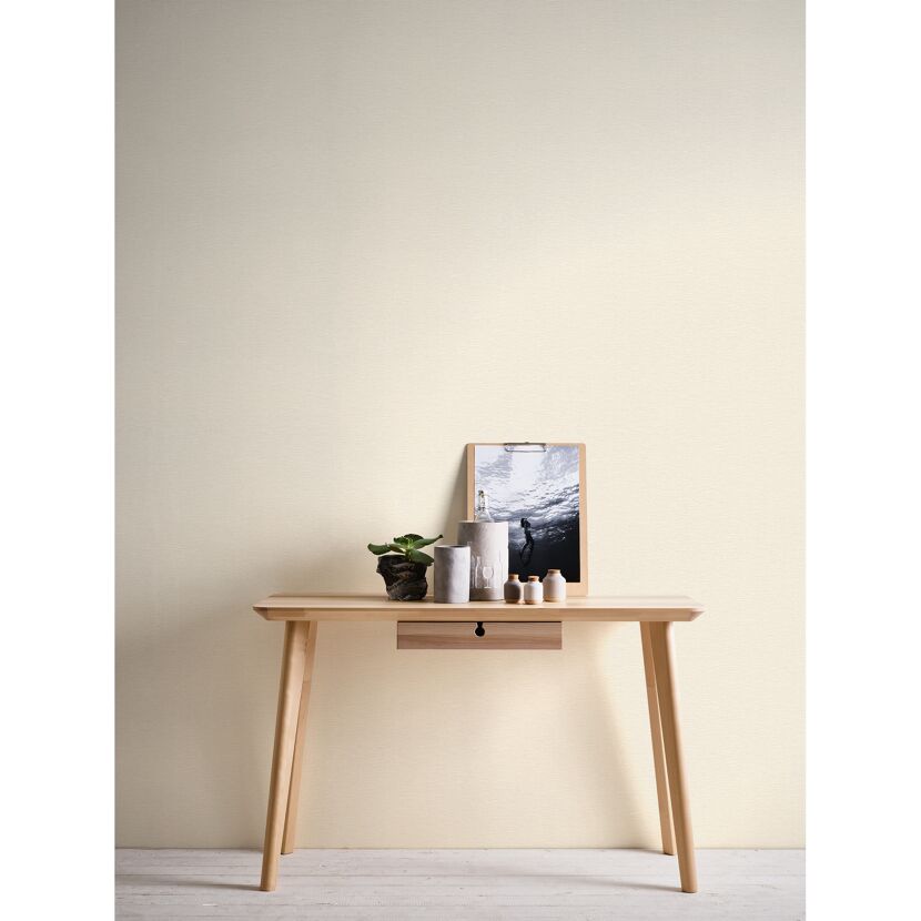 Beige Vliestapete Hygge 2 Uni an der Wand