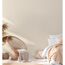 Schlafzimmer mit Korbsessel, Pampasgras und Bett
