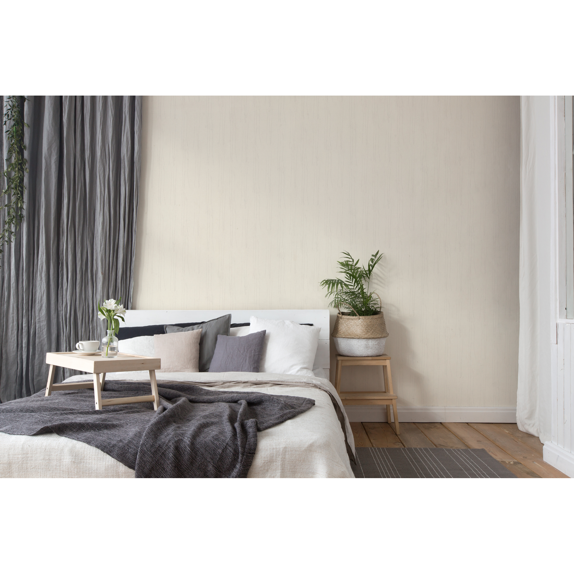 Schlafzimmer mit beiger Vliestapete "Hygge 2 Gräser"