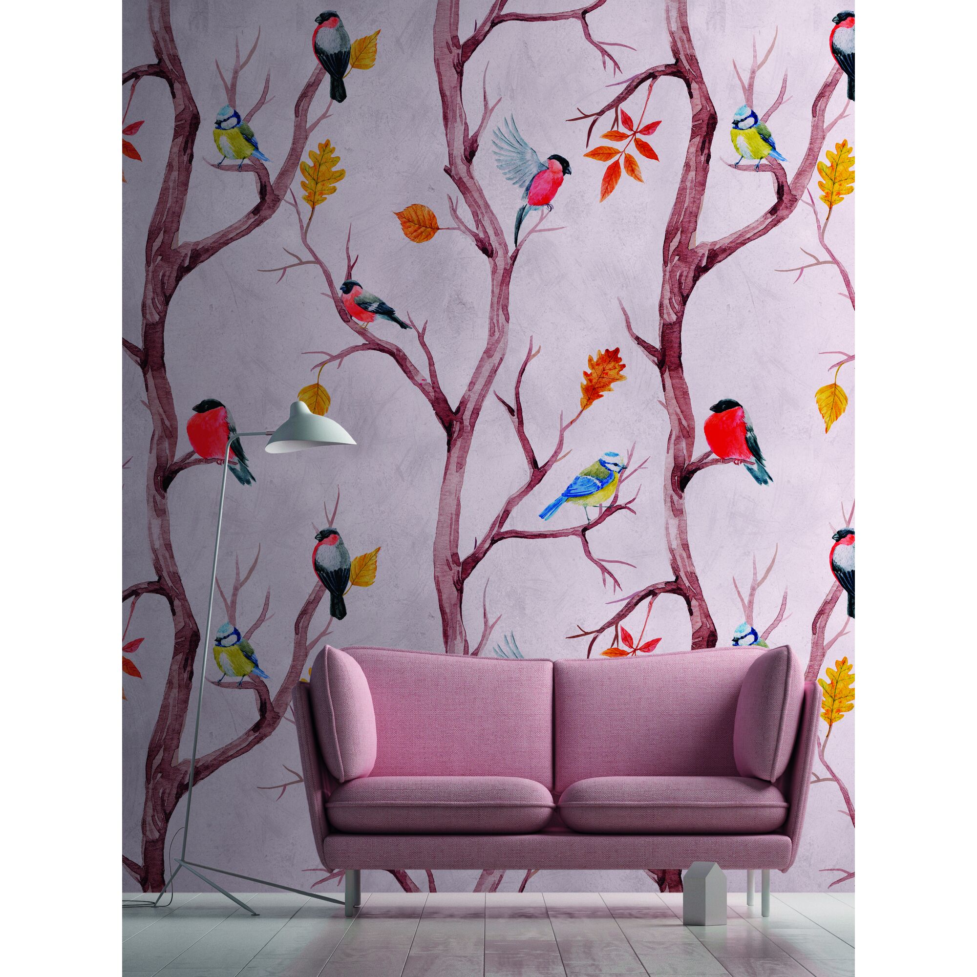 Rosa Sofa vor Wandtapete mit buntem Vogelmotiv