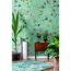 Grünes Wohnzimmer mit Blumentapete und Holzkommode