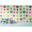 Kinderzimmer mit bunten Tupfern an der Wand