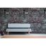 Graues Sofa vor Backsteinwand