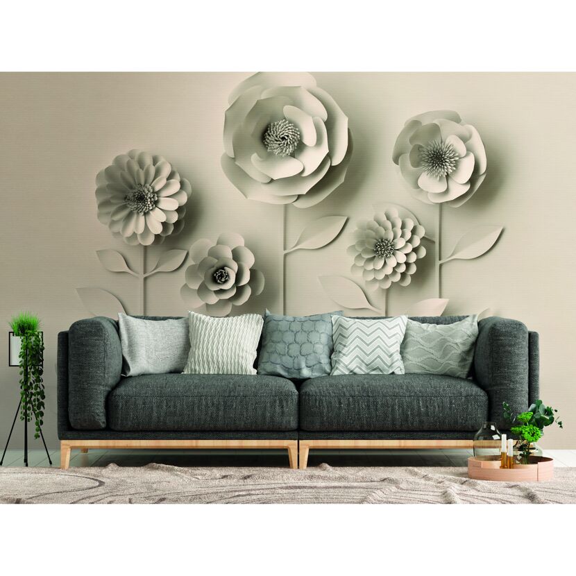 Wohnzimmer mit Sofa und floral gemusterter Wand