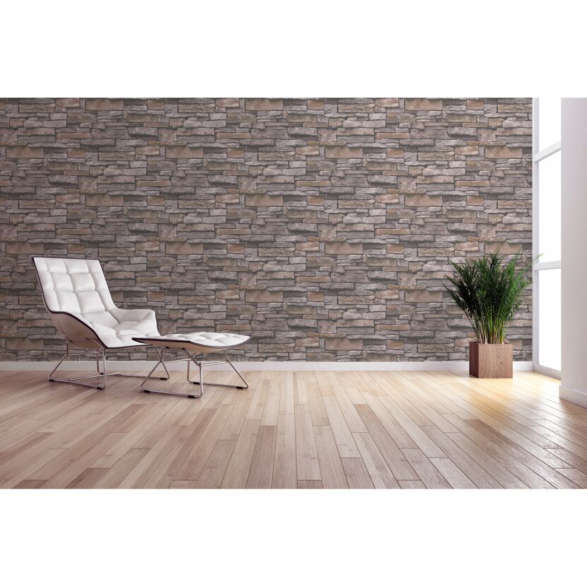 Wohnzimmer mit Steinwand und Sessel