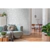 Wohnzimmer mit grauer Blumentapete