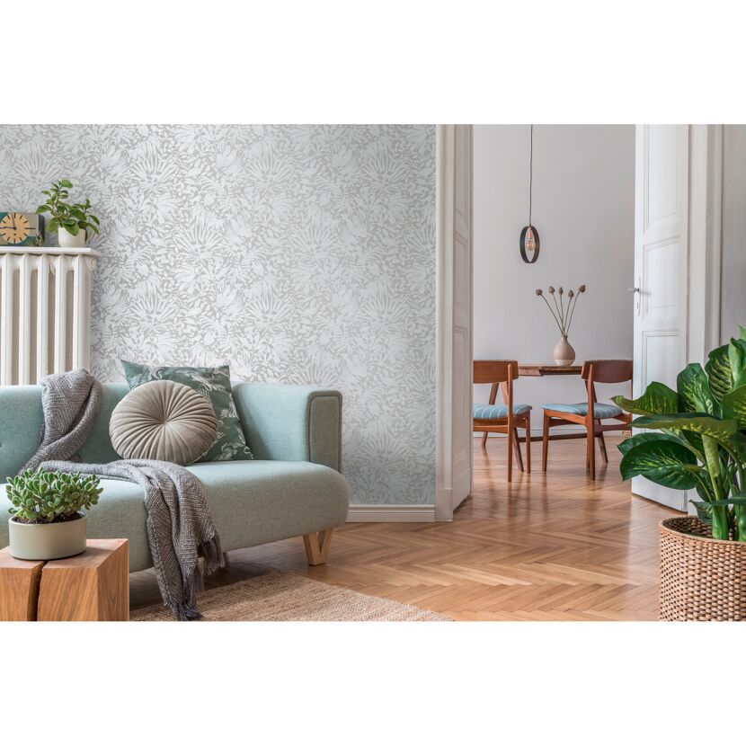 Wohnzimmer mit grauer Blumentapete