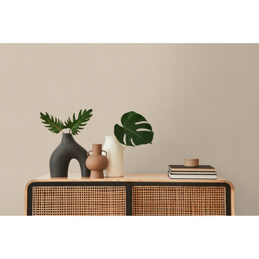 Beige Vliestapete an der Wand