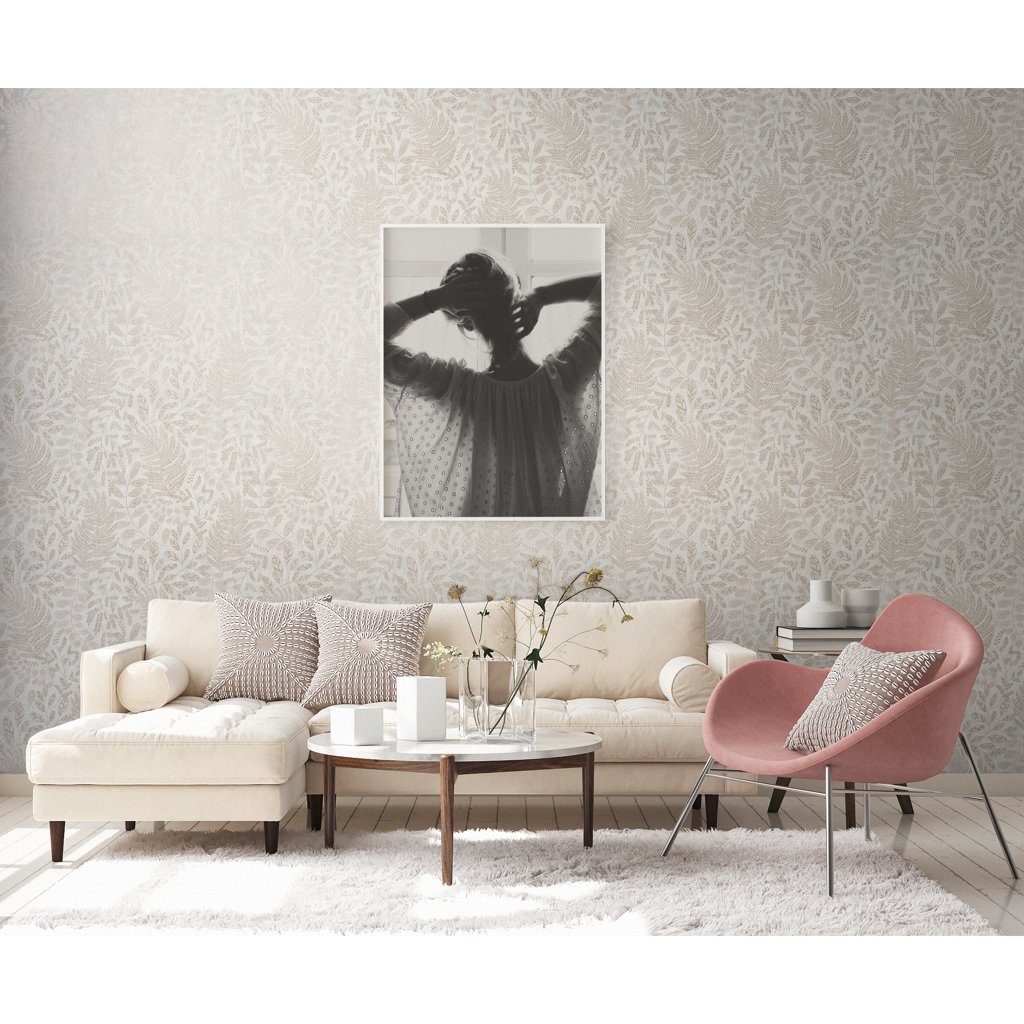 Wohnzimmer mit beigefarbener Tapete mit Farnmuster