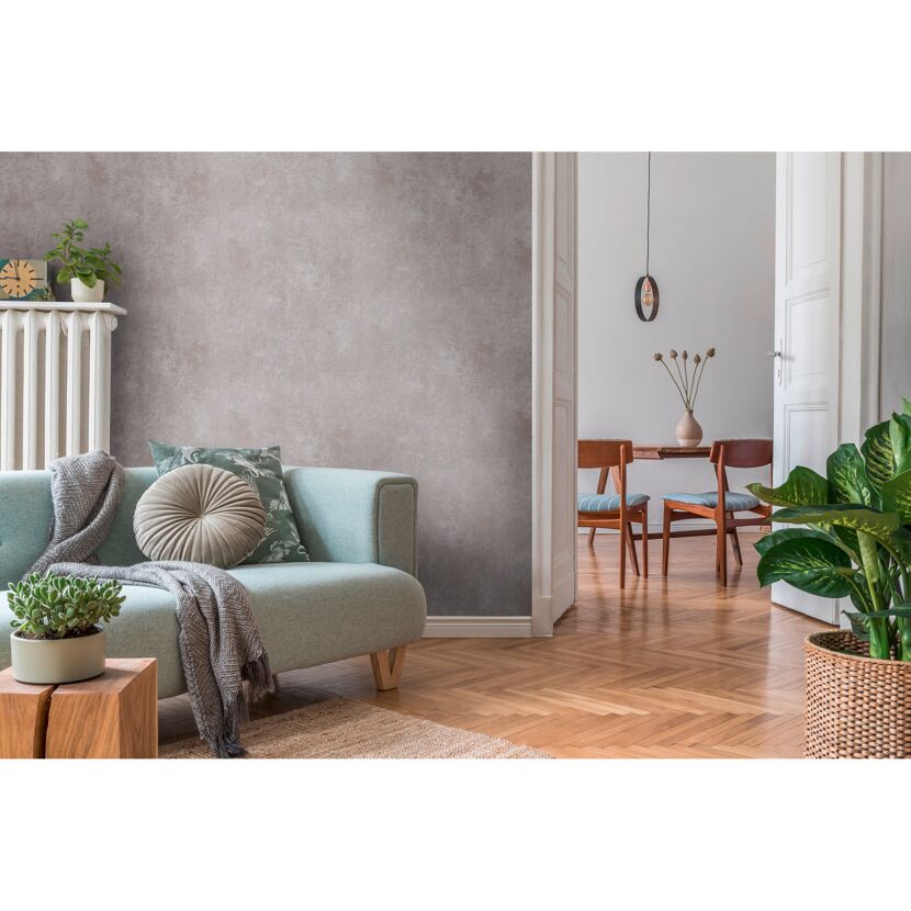 Wohnzimmer mit mintgrünem Sofa und Vliestapete "The BOS Uni" in Taupe