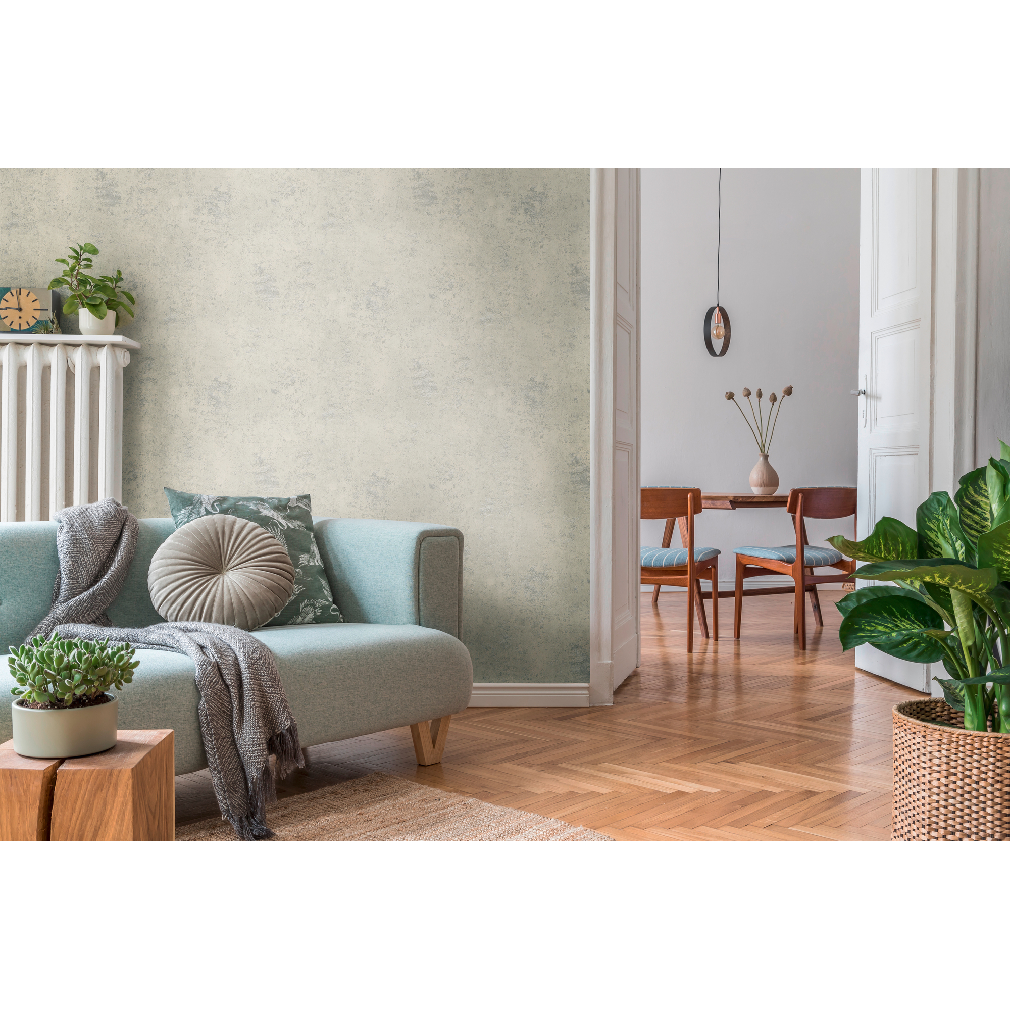 Wohnzimmer mit mintgrüner Wand und Holzmöbeln