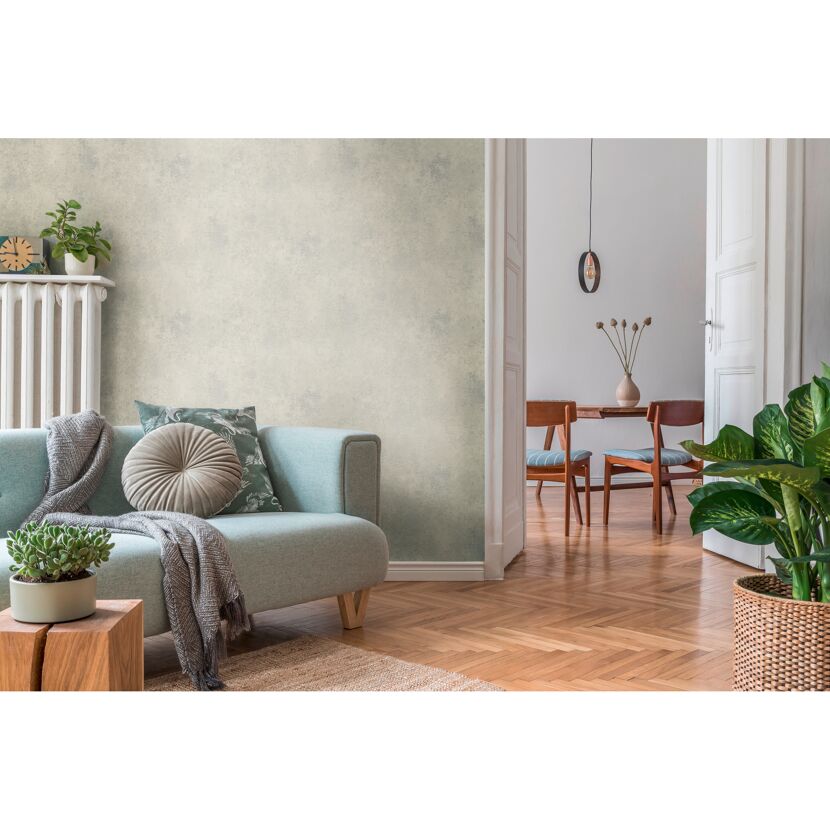 Wohnzimmer mit mintgrüner Wand und Holzmöbeln