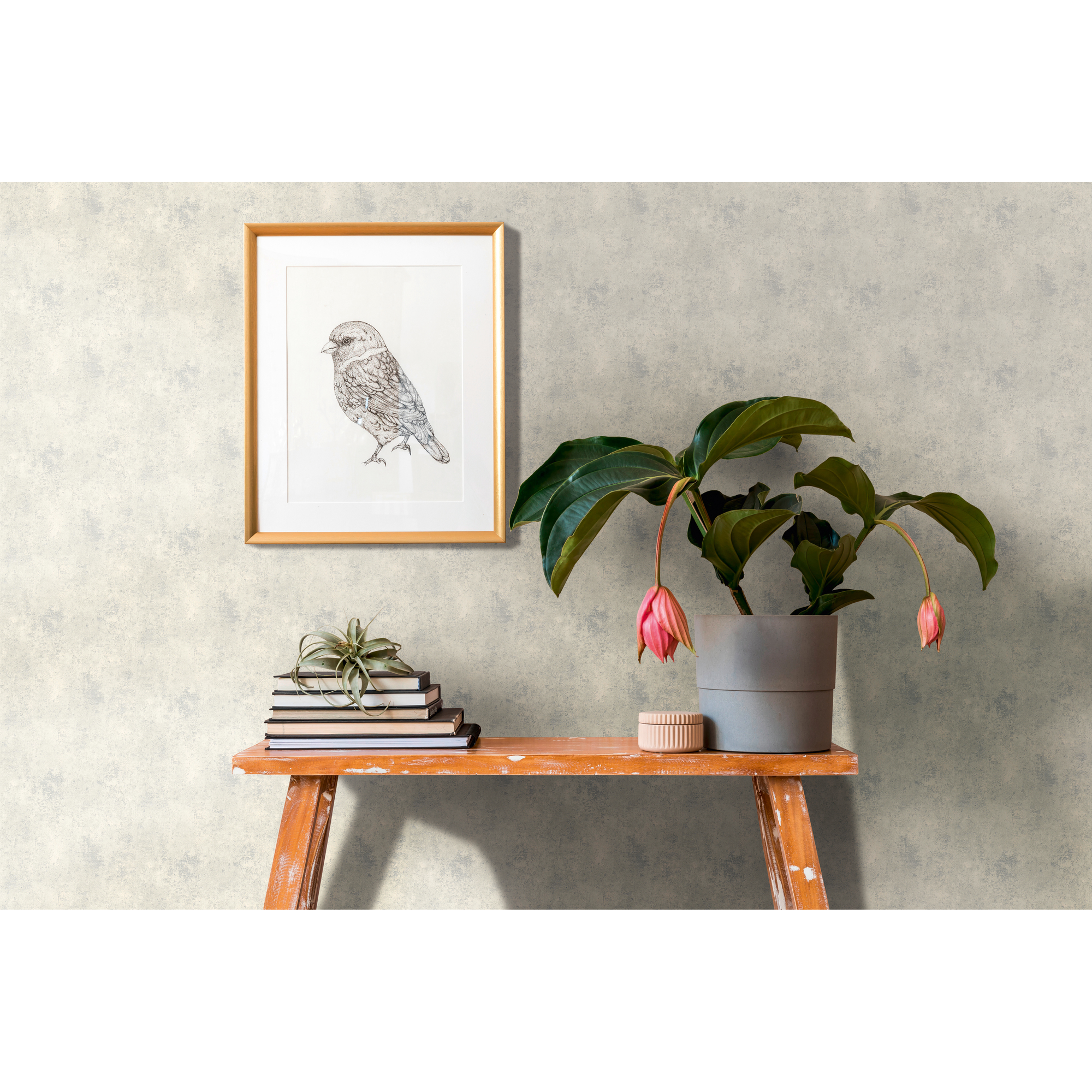 Wohnzimmer mit beiger Tapete, gerahmter Vogelzeichnung, Pflanze und Büchern.