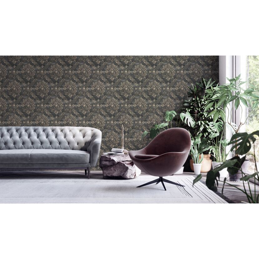 Wohnzimmer mit gold-schwarzer Ornamenttapete