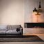 Modernes Wohnzimmer mit Sofa, Kamin und Hängelampen