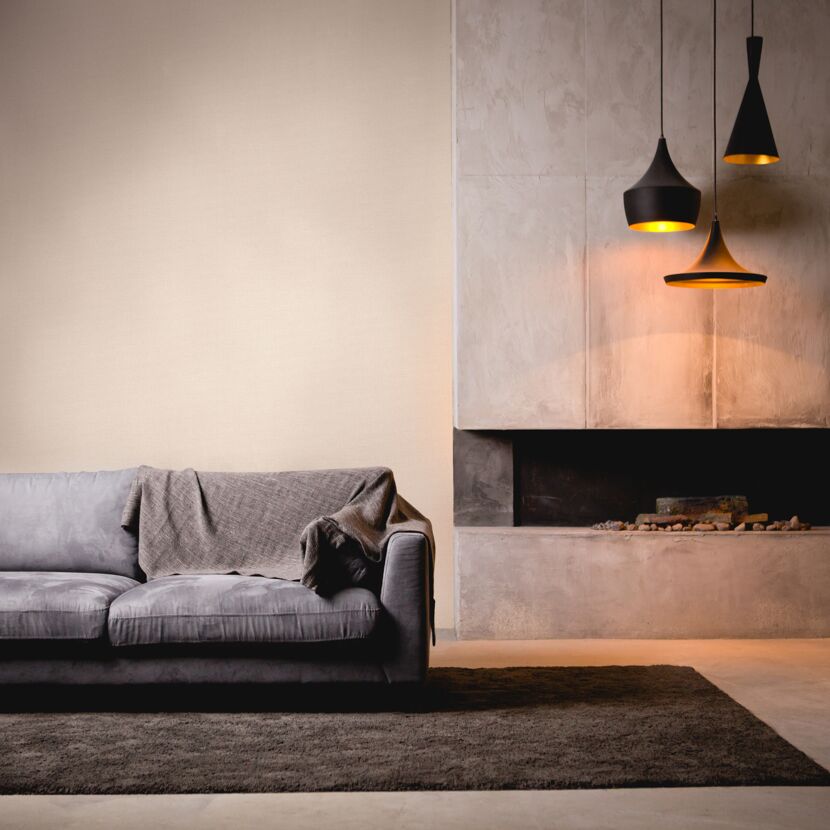 Modernes Wohnzimmer mit Sofa, Kamin und Hängelampen