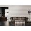 Wohnzimmer mit gemusterter Tapete, Ledersofa und metallischem Couchtisch