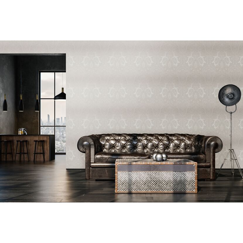 Wohnzimmer mit gemusterter Tapete, Ledersofa und metallischem Couchtisch
