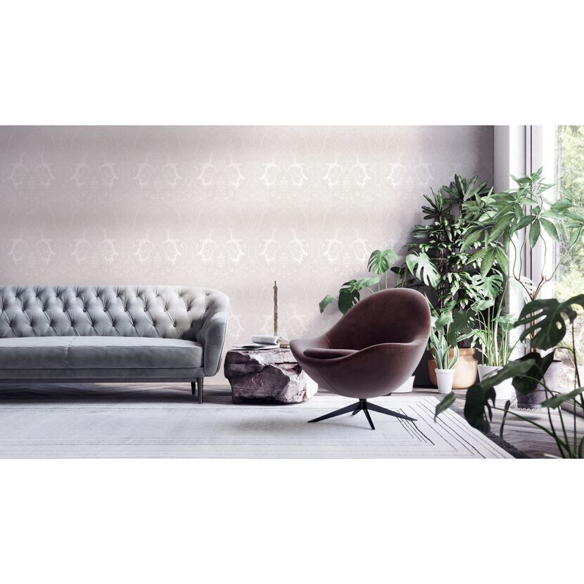 Wohnzimmer mit gemusterter Tapete, Sofa und Sessel