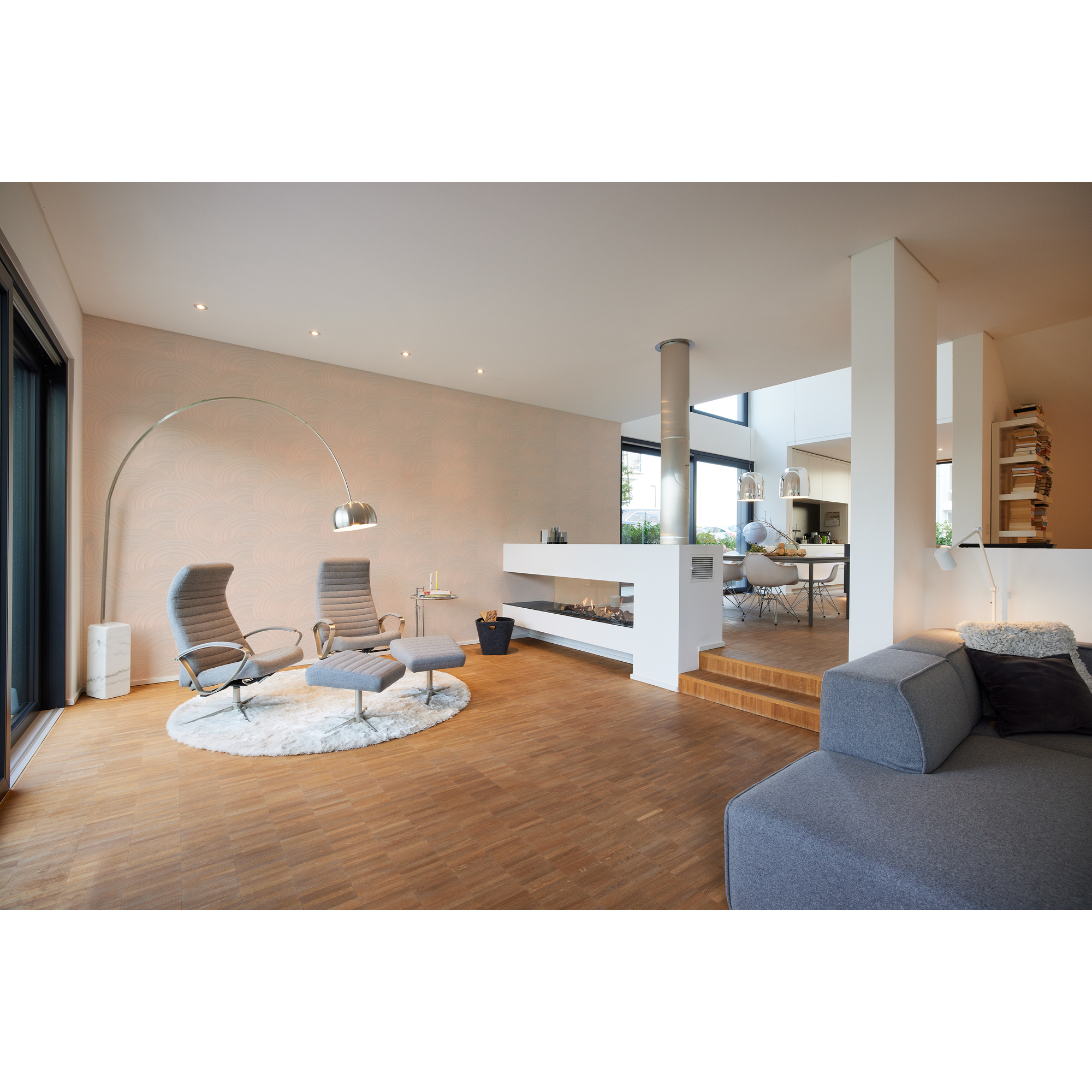 Modern eingerichtetes Wohnzimmer mit Kamin