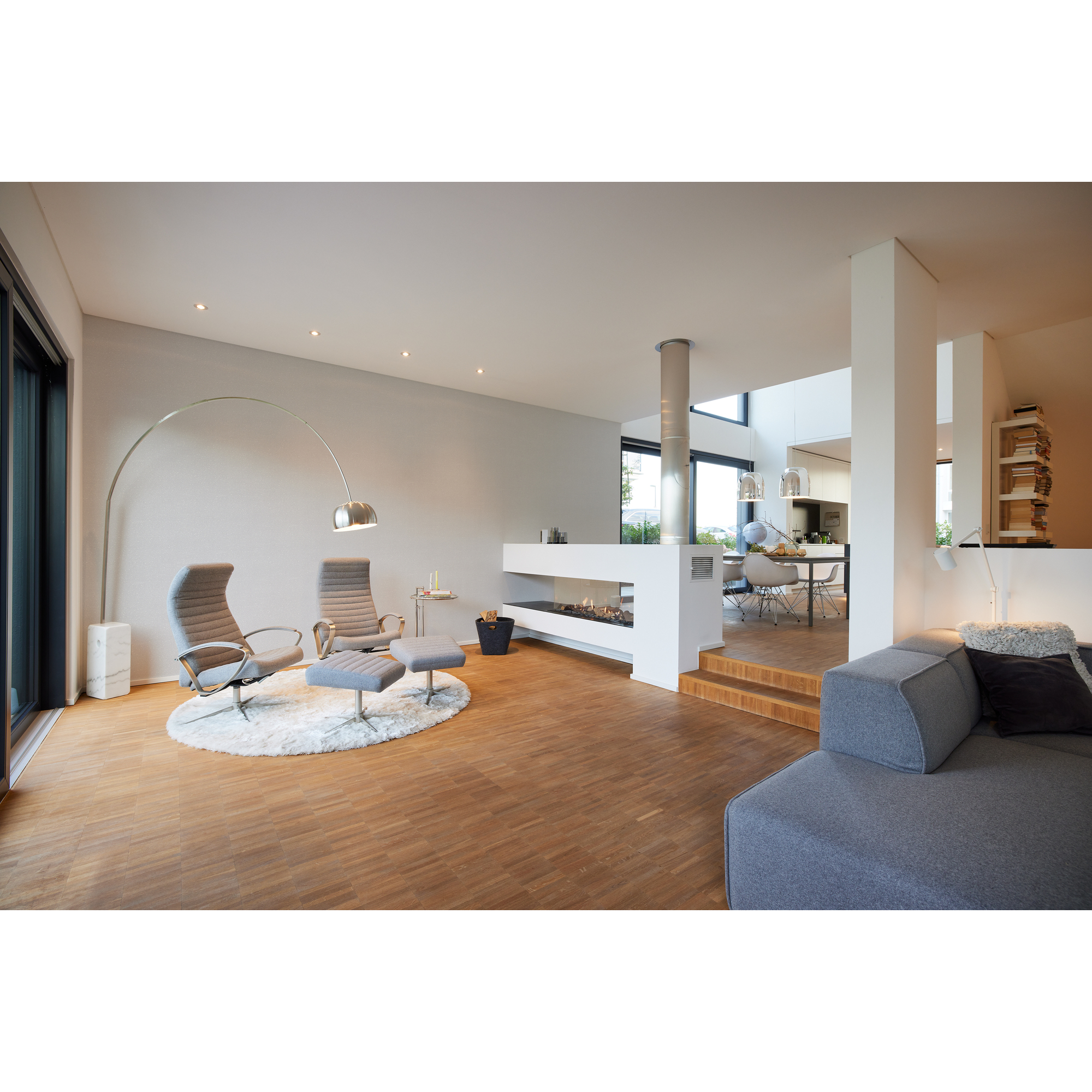 Modern eingerichtetes Wohnzimmer mit Kamin
