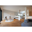 Modern eingerichtetes Wohnzimmer mit Kamin