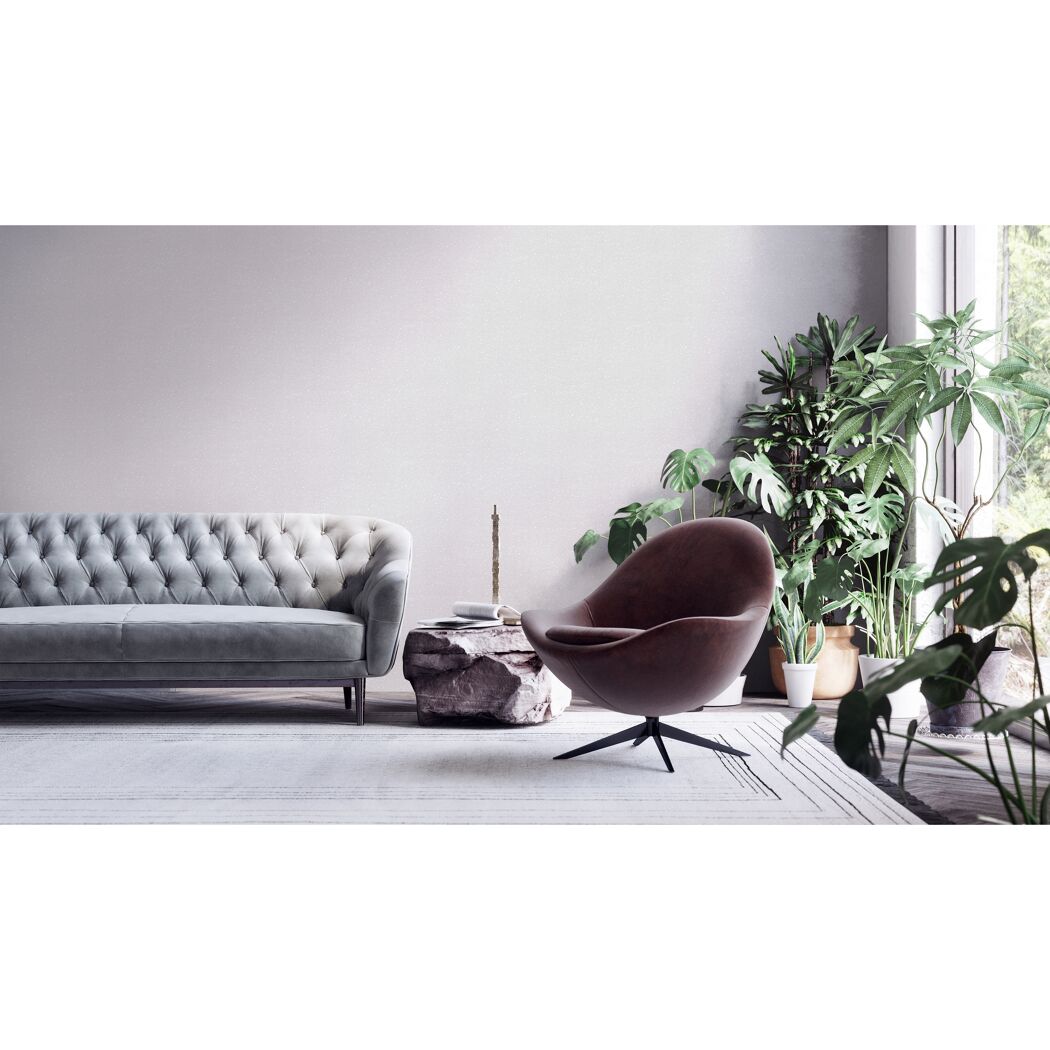 Modernes Wohnzimmer mit grauem Sofa und braunem Sessel