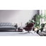 Modernes Wohnzimmer mit grauem Sofa und braunem Sessel