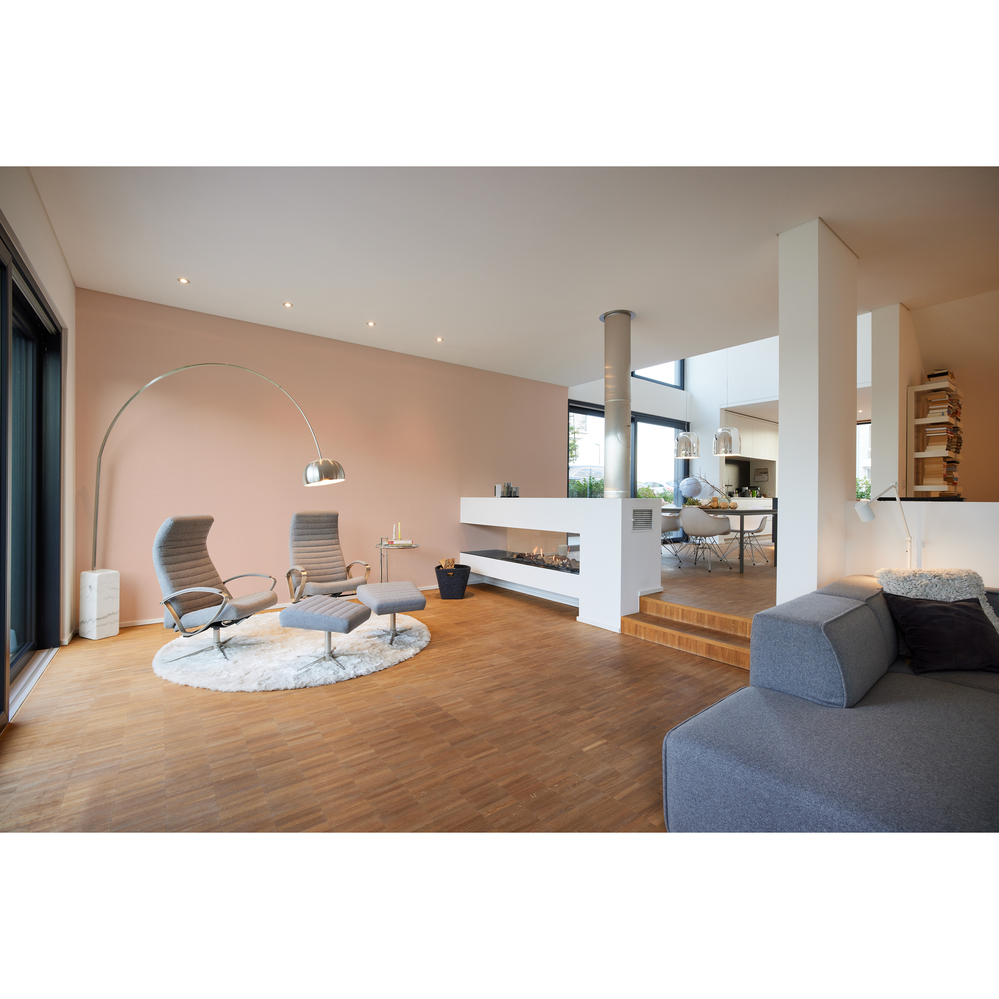 Modern eingerichtetes Wohnzimmer mit Kamin