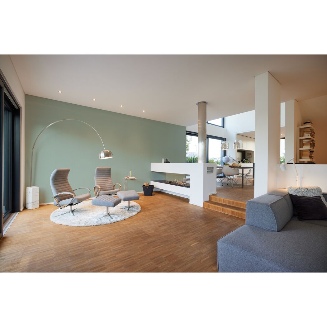 Modernes Wohnzimmer mit türkisfarbener Wand