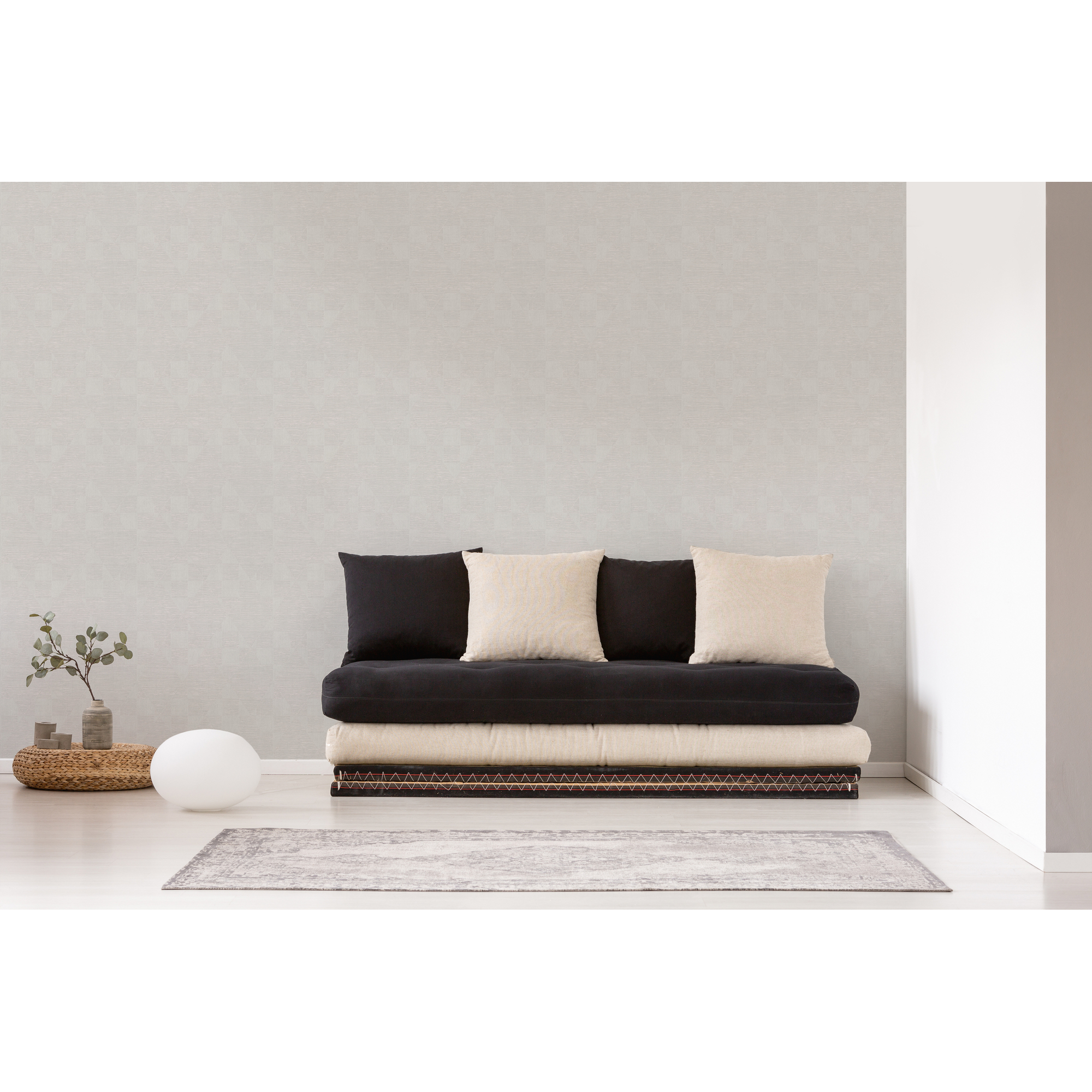 Wohnzimmer mit grauer Tapete, Sofa und Teppich