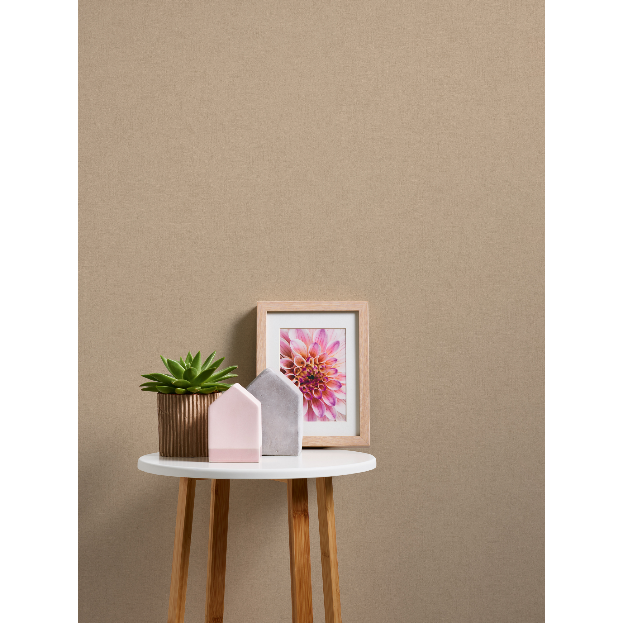 Beige Vliestapete Titanium 3 an der Wand