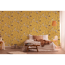 Schlafzimmer mit gelb-floral gemusterter Vliestapete