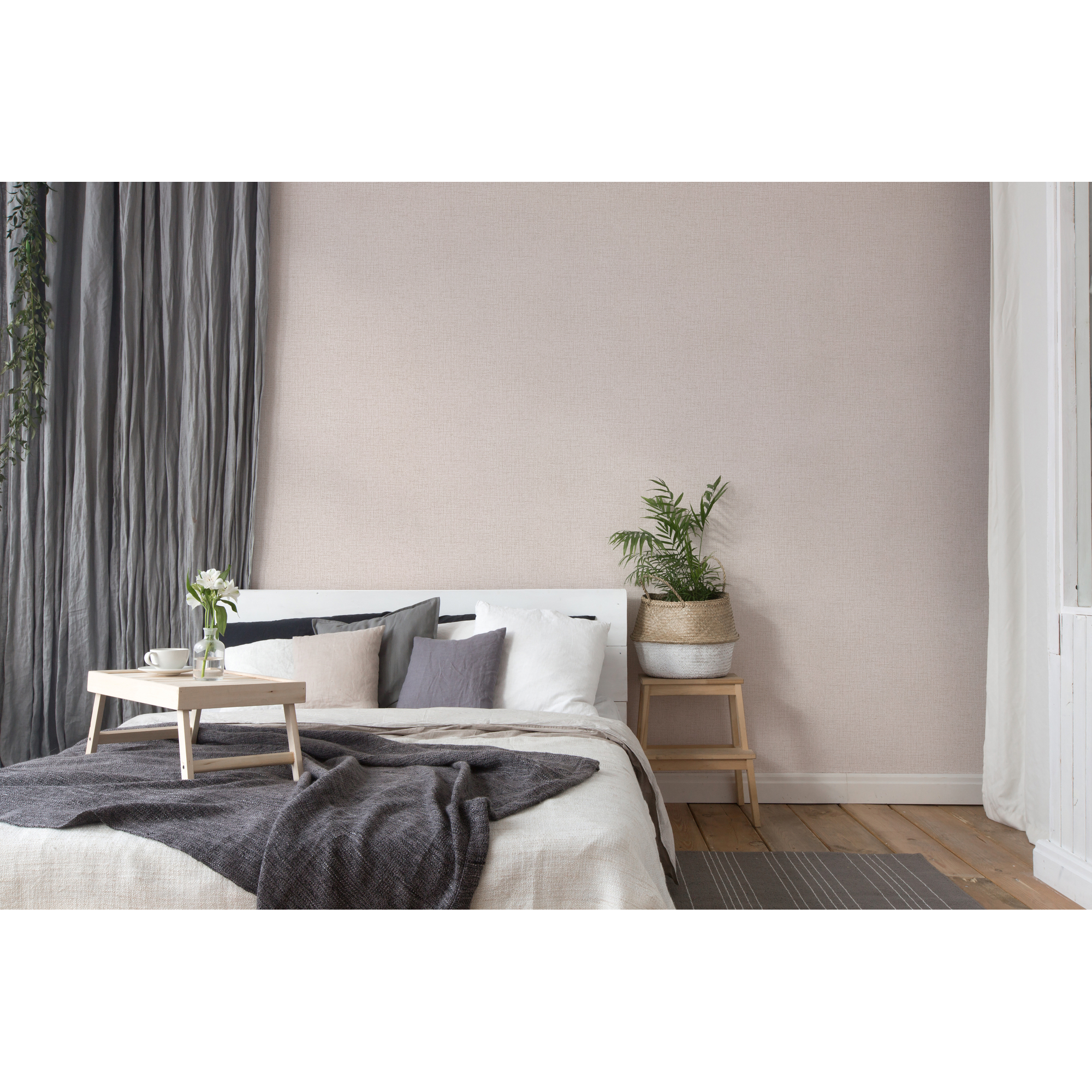 Schlafzimmer mit beiger Tapete und Bett