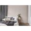 Schlafzimmer mit beiger Tapete und Bett