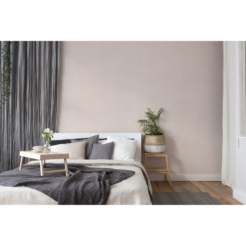 Schlafzimmer mit beiger Tapete und Bett
