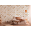 Schlafzimmer mit floral gemusterter Tapete in Weiß und Gelb.