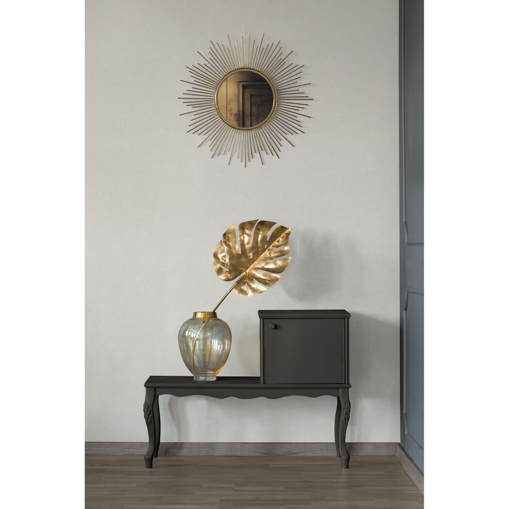 Schwarze Kommode mit goldener Vase und Spiegel