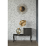 Wohnraum mit floral gemusterter Wand und kleinem Beistelltisch.