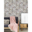 Wohnzimmer mit floral gemusterter Tapete